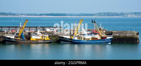 Newlyn, Cornwall, England, Großbritannien. 2021. Fischtrawler neben dem Newlyn Harbour, dem größten Fischereihafen in England, Großbritannien. Stockfoto