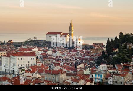 Pfarrkirche St. Georges in der Küstenstadt Piran, Slowenien Stockfoto