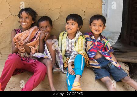 PINGLA, WESTBENGALEN, INDIEN - 16. NOVEMBER 2014 : nicht identifizierte indische Kinder, die im Dorf Pingla, Westbengalen, Indien, schmunzen und lachen. Stockfoto