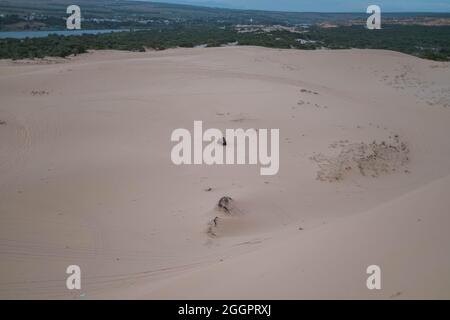 Fantastische Aussicht auf ATV-Fahrten in der weißen Wüste und Reifenspuren auf Sand an sonnigen Tagen während der Sommerferien. Weiße Sanddünen in den Tropen. Stockfoto