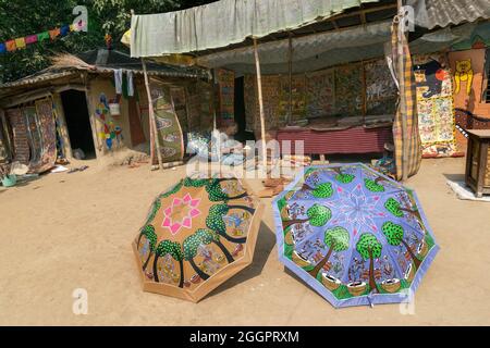 PINGLA, WESTBENGALEN, INDIEN - 16. NOVEMBER 2014 : farbenfrohe Regenschirme, Kunsthandwerk werden im Dorf Pingla zum Verkauf vorbereitet. Kunsthandwerk ist rur Stockfoto