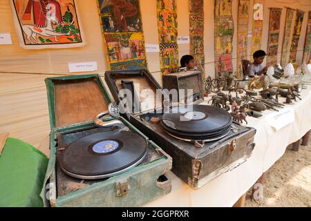 PINGLA, WESTBENGALEN, INDIEN - 16. NOVEMBER 2014 : Alte Schallplatten und Plattenspieler, Holzhandarbeiten werden im Dorf Pingla verkauft. Kunsthandwerk Stockfoto