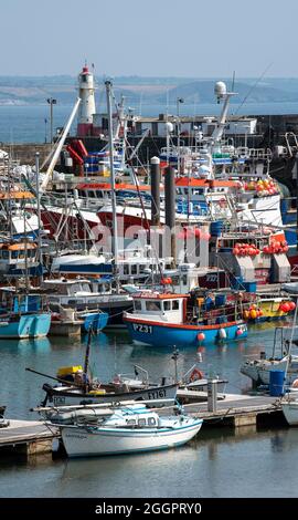 Newlyn, Cornwall, England, Großbritannien. 2021. Ein kleines Fischerboot, das in Newlyn Harbour, dem größten Fischereihafen in England, Großbritannien, segelt. Stockfoto