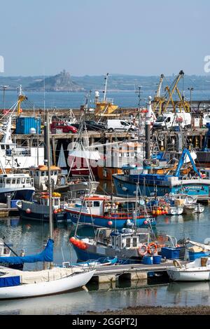 Newlyn, Cornwall, England, Großbritannien. 2021. Ein kleines Fischerboot, das in Newlyn Harbour, dem größten Fischereihafen in England, Großbritannien, segelt. Stockfoto