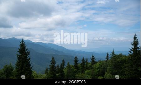 Farbpanorama der Appalachian Mountains von einer hohen Aussicht mit Kiefern und Blick vom Mount Mitchell Stockfoto