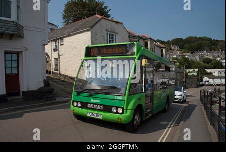 Newlyn, Cornwall, England, Großbritannien. 2021. Grüner Bus fährt auf der Küstenstraße in Newlyn, einem berühmten Touristenanglerstädtchen. Stockfoto