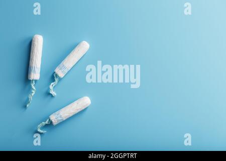 Gynäkologische Tampons auf blauem Hintergrund, Draufsicht, freier Platz Stockfoto