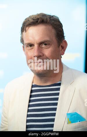 Sebastian Bezzel bei der Premiere des Kinofilms Beckenrand Sherifff am 1. September 2021 im Münchner Arri Kino. * Sebastian Bezzel bei der Premiere des Films Beckenrand Sheriff ( Pool Edge Sheriff ) am 1. September 2021 im Arri-Kino in München. (Foto: Alexander Pohl/Sipa USA) Quelle: SIPA USA/Alamy Live News Stockfoto