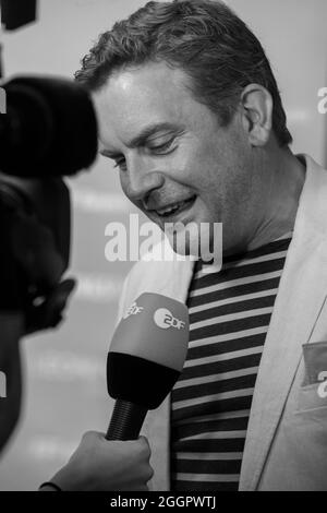 Sebastian Bezzel bei der Premiere des Kinofilms Beckenrand Sherifff am 1. September 2021 im Münchner Arri Kino. * Sebastian Bezzel bei der Premiere des Films Beckenrand Sheriff ( Pool Edge Sheriff ) am 1. September 2021 im Arri-Kino in München. (Foto: Alexander Pohl/Sipa USA) Quelle: SIPA USA/Alamy Live News Stockfoto