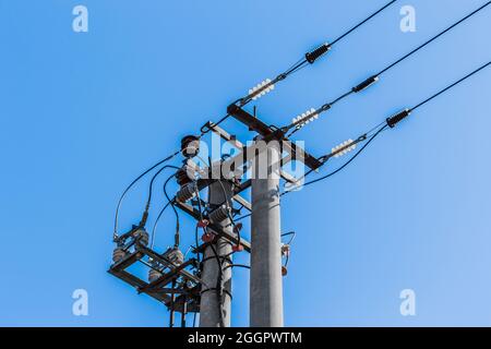 Power Pole Energie alte elektrische Linie gegen blauen Himmel. Stockfoto