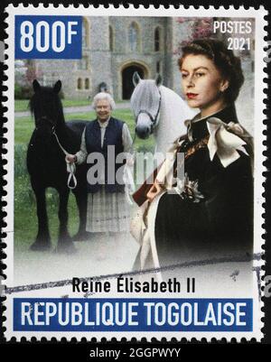 Königin Elisabeth II. Mit Pferden auf Briefmarke Stockfoto