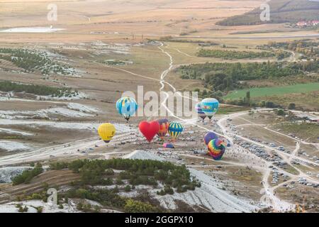 Russland, Krim, Belogorsk 19. September 2020-Vorbereitung auf den Start von bunten Ballons auf dem Festival der Luftfahrt am Fuße des Weißen R Stockfoto