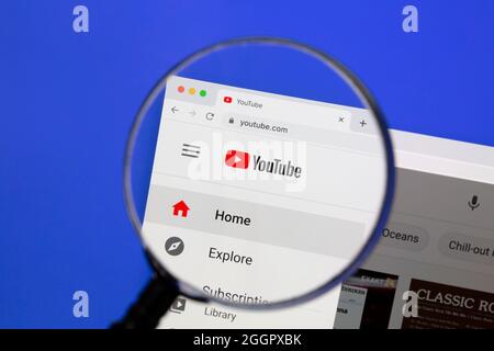 Ostersund, Schweden - 13. April 2021: Nahaufnahme der YouTube-Website unter einer Lupe.. YouTube ist die größte Video-Sharing-Website. Stockfoto