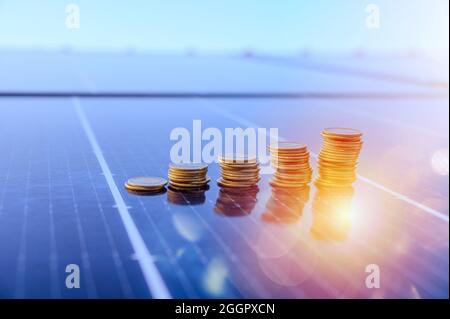 Geld gesparten durch den Einsatz von Energie mit Solarpanel Stockfoto