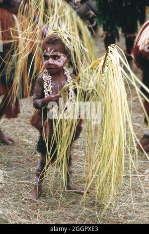 Papua-Neuguinea. Sepik River. Krokodilfest. Kleiner Junge in traditioneller Kleidung. Stockfoto