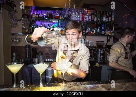 Odessa, Ukraine 26. April 2014: Barkeeper bei der Arbeit im luxuriösen Nachtclub während der Nachtparty. Der Barkeeper macht im Elite-Nachtklub bei der Party Spaß Stockfoto