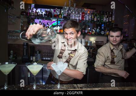 Odessa, Ukraine 26. April 2014: Barkeeper bei der Arbeit im luxuriösen Nachtclub während der Nachtparty. Der Barkeeper macht im Elite-Nachtklub bei der Party Spaß Stockfoto