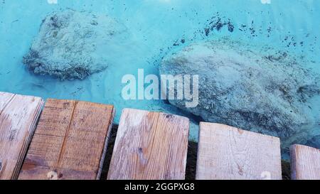 Türkisfarbenes Wasser am Strand von Voutoumi. Antipaxos Island Griechenland Stockfoto