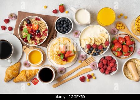 Schön servierten Tisch zum Frühstück mit vielen Köstlichkeiten, Käse, Salami, Gebäck, Orangensaft, Tee und Kaffee. Stockfoto