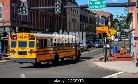 NORWALK, CT, USA - 2. SEPTEMBER 2021: Belebte Washington Street in der Nähe des Maritime Center Aquarium Stockfoto