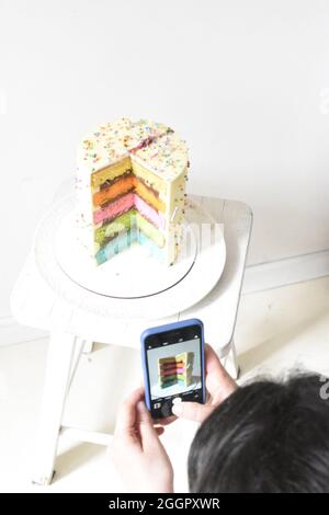 Bunte Geburtstagskuche. regenbogenkuchen Stockfoto