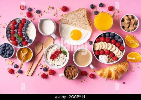 Schön servierten Tisch zum Frühstück mit vielen Köstlichkeiten, Käse, Salami, Gebäck, Orangensaft, Tee und Kaffee. Stockfoto