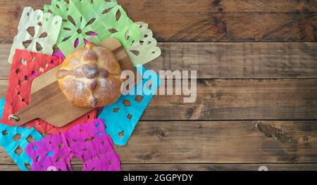 Pan de Muerto auf Holzboden, typisch mexikanisches Essen. Tag der Totenfeier. Speicherplatz kopieren. Draufsicht. Stockfoto
