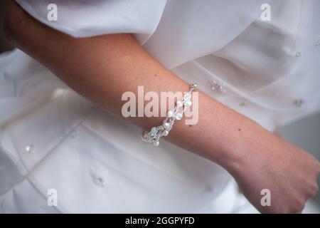 Der Morgen der Braut. Vorbereitung der Braut auf die bevorstehende Hochzeit. Accessoires der Braut. Hochwertige Fotos Stockfoto