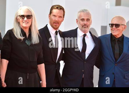 Venedig, Italien. September 2021. VENEDIG, ITALIEN - 02. SEPTEMBER: (L-R) Tanya Seghatchian, Regisseurin Jane Campion, Benedict Cumberbatch, Kirsten Dunst, Iain Canning und Roger Frappier besuchen den roten Teppich des Films „die Macht des Hundes“ während des 78. Internationalen Filmfestivals von Venedig am 02. September 2021 in Venedig, Italien. Kredit: dpa/Alamy Live Nachrichten Stockfoto