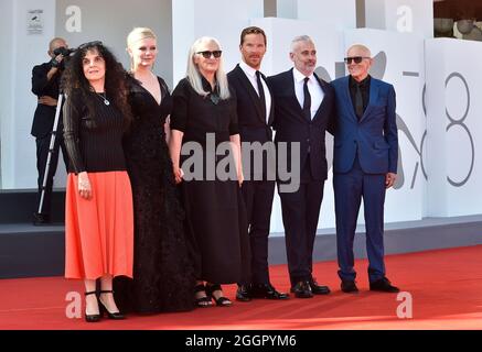 Venedig, Italien. September 2021. VENEDIG, ITALIEN - 02. SEPTEMBER: (L-R) Tanya Seghatchian, Regisseurin Jane Campion, Benedict Cumberbatch, Kirsten Dunst, Iain Canning und Roger Frappier besuchen den roten Teppich des Films „die Macht des Hundes“ während des 78. Internationalen Filmfestivals von Venedig am 02. September 2021 in Venedig, Italien. Kredit: dpa/Alamy Live Nachrichten Stockfoto