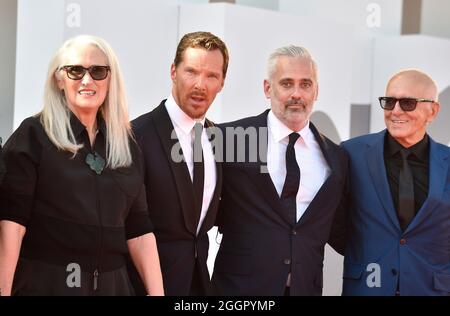 Venedig, Italien. September 2021. VENEDIG, ITALIEN - 02. SEPTEMBER: (L-R) Tanya Seghatchian, Regisseurin Jane Campion, Benedict Cumberbatch, Kirsten Dunst, Iain Canning und Roger Frappier besuchen den roten Teppich des Films „die Macht des Hundes“ während des 78. Internationalen Filmfestivals von Venedig am 02. September 2021 in Venedig, Italien. Kredit: dpa/Alamy Live Nachrichten Stockfoto