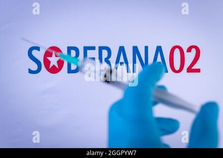 Esp. September 2021. In dieser Abbildung hält eine Hand in medizinischen Handschuhen eine Spritze vor dem Soberana 02-Impfstofflogo in Barcelona, Spanien, am 2. September 2021. Der Soberana-Impfstoff gegen Covid 19 wurde in Kuba entwickelt und ist für die Verabreichung an die Bevölkerung des Landes zugelassen. (Foto von Davide Bonaldo/Sipa USA) Quelle: SIPA USA/Alamy Live News Stockfoto