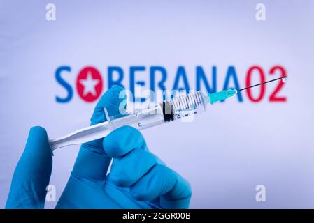 Esp. September 2021. In dieser Abbildung hält eine Hand in medizinischen Handschuhen eine Spritze vor dem Soberana 02-Impfstofflogo in Barcelona, Spanien, am 2. September 2021. Der Soberana-Impfstoff gegen Covid 19 wurde in Kuba entwickelt und ist für die Verabreichung an die Bevölkerung des Landes zugelassen. (Foto von Davide Bonaldo/Sipa USA) Quelle: SIPA USA/Alamy Live News Stockfoto