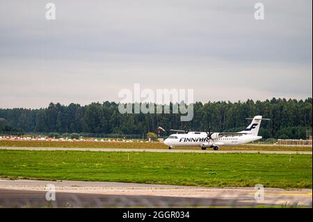 Riga, Lettland – 31. August 2021: Landung/Ankunft der Finnair ATR 72-500 (OH-ATO) am Flughafen Riga/RIX/EVRA Stockfoto