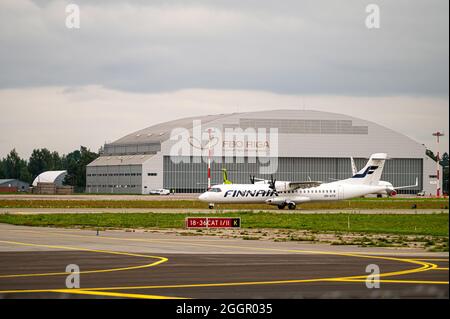 Riga, Lettland – 31. August 2021: Landung/Ankunft der Finnair ATR 72-500 (OH-ATO) am Flughafen Riga/RIX/EVRA Stockfoto