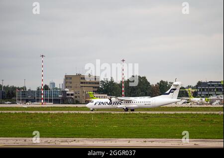 Riga, Lettland – 31. August 2021: Landung/Ankunft der Finnair ATR 72-500 (OH-ATO) am Flughafen Riga/RIX/EVRA Stockfoto