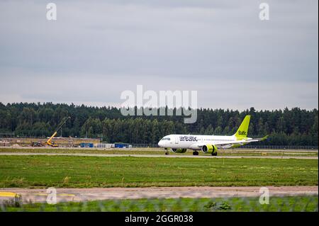 Riga, Lettland - 31. August 2021: AirBaltic Airbus A220-300 YL-AAS Landung/Ankunft am Flughafen Riga/RIX/EVRA an bewölktem Herbsttag Stockfoto