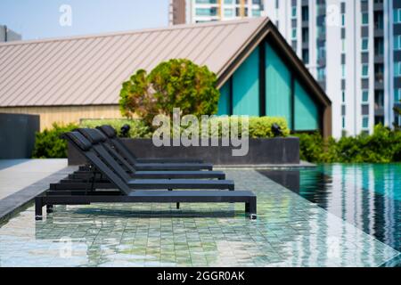 Erholungsgebiet mit Swimmingpool in einer modernen Wohnanlage. Samui, Tailand - 02.08.2020 Stockfoto