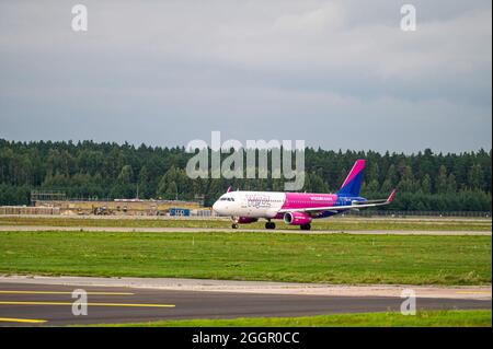 Riga, Lettland - 31. August 2021: Wizzair Airbus A320 HA-LYM hebt am bewölkten Herbsttag vom RIX International Airport ab Stockfoto