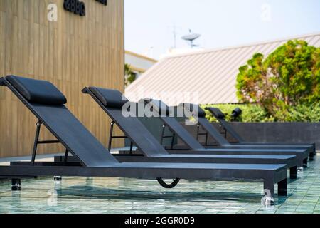 Erholungsgebiet mit Swimmingpool in einer modernen Wohnanlage. Samui, Tailand - 02.08.2020 Stockfoto