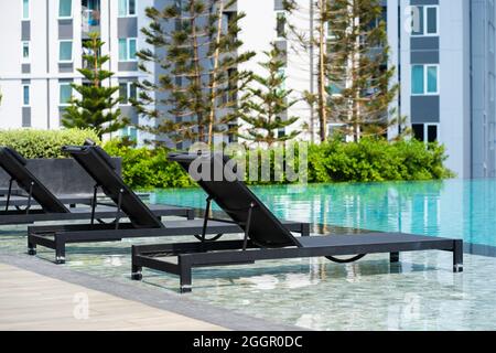 Erholungsgebiet mit Swimmingpool in einer modernen Wohnanlage. Samui, Tailand - 02.08.2020 Stockfoto