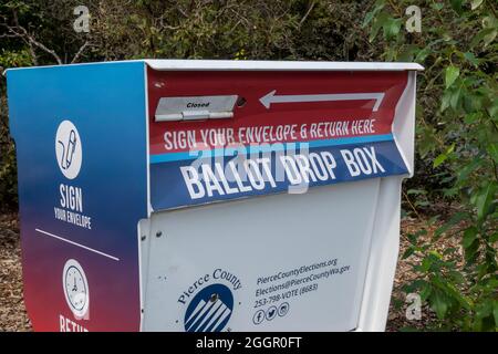 Tacoma, WA USA - ca. August 2021: Nahaufnahme einer Wahlurne vor einer Polizeistation im Stadtzentrum von Tacoma. Stockfoto