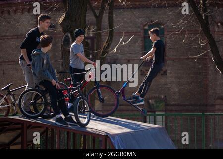 Lwiw, Ukraine - 12. März 2020: BMX im Skatepark der Stadt. Eine Gruppe von Teenagern auf BMX-Bikes in einem Skatepark. Extremsport. Stockfoto