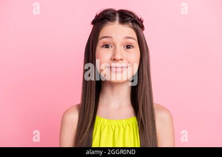 Foto von charmanten süßen kleinen Schulmädchen gekleidet gelb Outfit lächelnd isoliert rosa Farbe Hintergrund Stockfoto