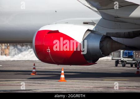 Flugzeugturbine aus der Nähe. Turbojet-Motor eines modernen Flugzeugs. Passagierflugzeug-Motor Stockfoto