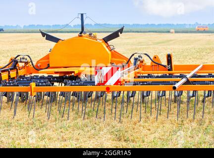 Gezogene landwirtschaftliche Anbaugeräte für eine gleichmäßige Bodenverteilung, das Schneiden von Stroh nach der Ernte und eine deutliche Verbesserung der Bodenvorbehandlung vor der Aussaat. Stockfoto