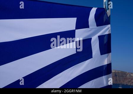Blick auf die griechische Flagge im Wind, Oia, Santorini, Griechenland Stockfoto