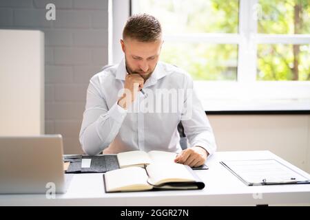 Professioneller Buchhalter Im Büro. Finanz- Und Budgetberater Stockfoto