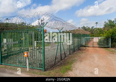 Sicherheitszaun im Centre Spatial Guyanais (Guayana Space Center) in Kourou, Französisch-Guayana Stockfoto