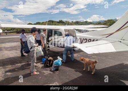 CANAIMA, VENEZUELA - 16. AUGUST 2015: Passagiere des Cessna 210 Centurion-Flugzeugs auf dem Flughafen im Dorf Canaima, Venezuela Stockfoto